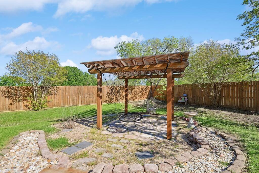 Wellness Oasis 5Br W Pool + Huge Yard + Fire Pit Villa Sachse Kültér fotó